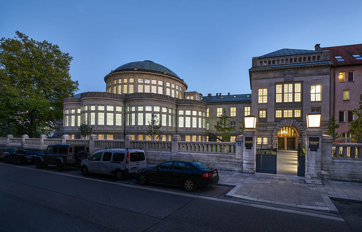 Historisches Gebäude bei Dämmerung.